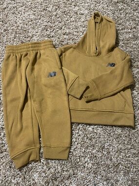 New Balance Sweatsuit
Size 2T